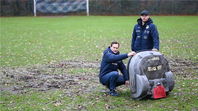Rasenmähroboter dreht nachts durch und verwüstet Fußballfeld Rasenmähroboter „Robby“ kommt nun vorerst ins Winterlager.
