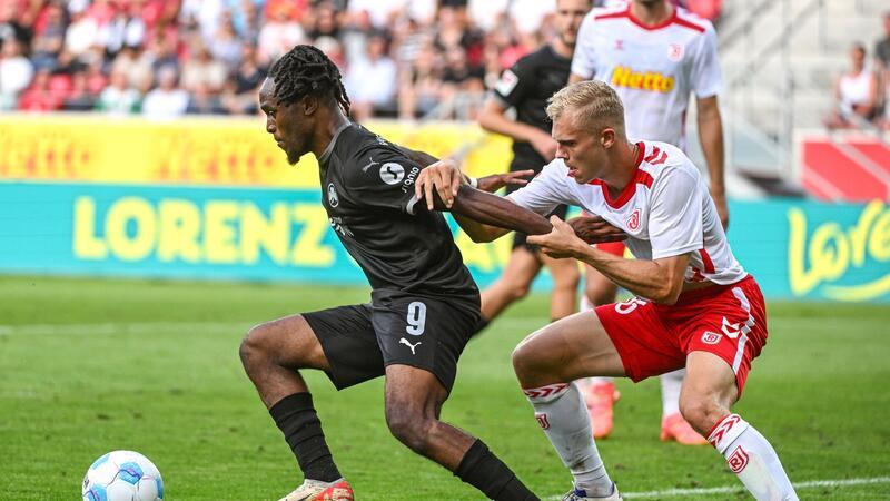Fürth gewinnt mit stabilem Torwart Noll in Regensburg Rassige Zweikämpfe in Regensburg: Fürths Noel Futkeu (l) gegen Jahn-Verteidiger Louis Breunig.
