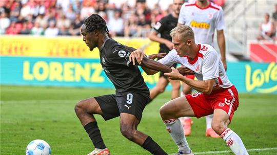 Rassige Zweikämpfe in Regensburg: Fürths Noel Futkeu (l) gegen Jahn-Verteidiger Louis Breunig.