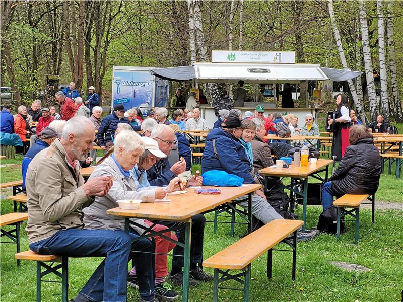 Maisingen am Molkenhaus: Widerstände stören Folklore nicht Rast machen zu Livemusik, etwas essen und trinken – eigentlich etwas, das nach Sommer klingt. Beim diesjährigen Maisingen blieben die dicken Jacken allerdings am Körper.