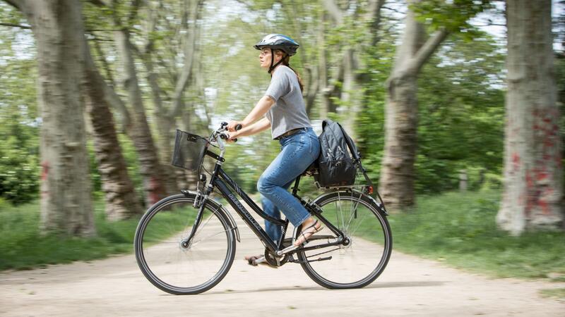 10 Punkte, wie Radfahrer sich und ihr Fahrrad schützen Rat für Radler: Alles sicher verstauen und stets achtsam sein.