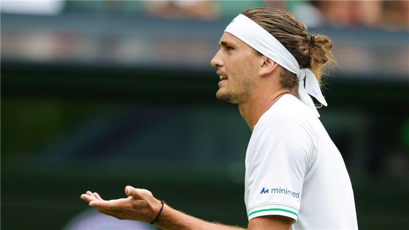 Zverev sucht professionelle Hilfe - Prozess „über Jahre“ Ratlos in Wimbledon: Nach seinem Aus in Runde eins beim Rasenklassiker hatte Zverev Einblick in sein Seelenleben gegeben. (Archivbild)
