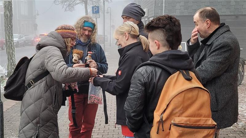 Ratsherr Carsten Rehling und seine Frau Lissi Troppenhagen verkaufen auf der Adolph-Roemer-Straße die rosafarbenen Glücksbringer.