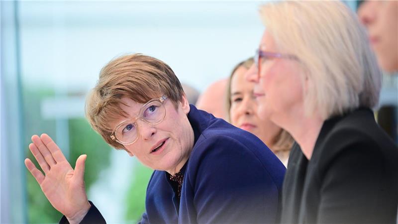 Wirtschaftsweise senken Prognose - Last für neue Koalition Ratsmitglied Veronika Grimm sieht vieles anders.