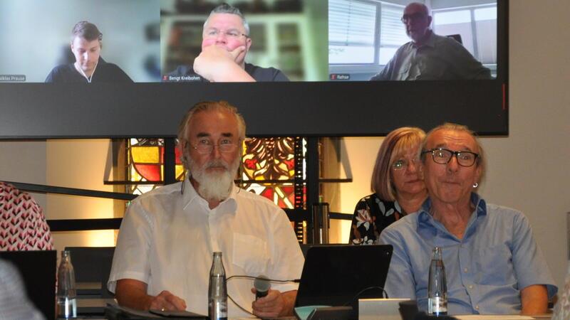Ratsvorsitzender Eckhard Wagner und Erster Stadtrat Dirk Becker (v.l.) haben die besten Plätze ganz vorn bei der Sondersitzung.
