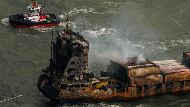 Nach Schiffsunglück in der Nordsee: Kapitän festgenommen Rauch auf dem Frachtschiff „Solong“.