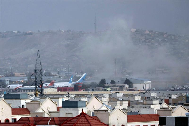 Taliban töten IS-Drahtzieher hinter Anschlag in Kabul Rauch steigt am 26.08.2021 nach der tödlichen Explosion vor dem Flughafen in Afghanistans Hauptstadt Kabul auf.