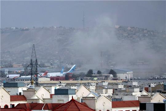 Rauch steigt am 26.08.2021 nach der tödlichen Explosion vor dem Flughafen in Afghanistans Hauptstadt Kabul auf.
