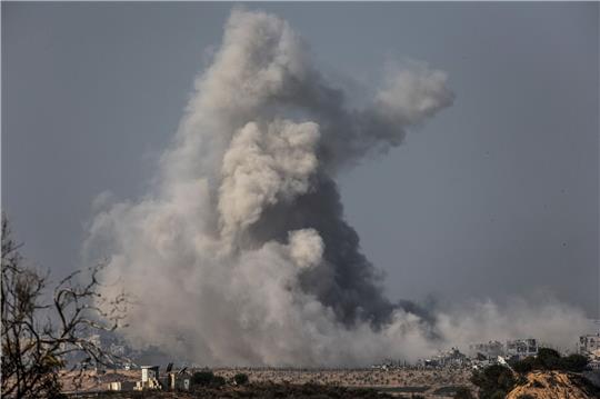 Rauch steigt am Ende einer siebentägigen Waffenruhe im Gazastreifen auf.
