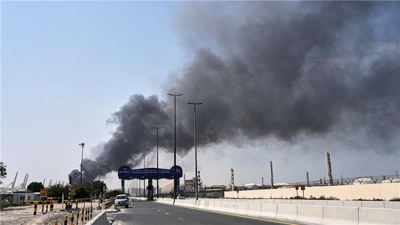 Rauch steigt auf nach iranischem Drohnenangriff im Hafengebiet von Dubai auf.