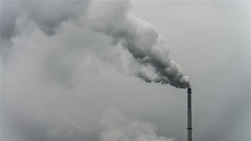 Ökonomen-Umfrage: Jahrelang trübe Aussichten für Deutschland Rauch steigt aus dem Schornstein einer Fabrik. Das Wirtschaftswachstum in Deutschland wird nach Einschätzung vieler Fachleute auch in den kommenden Jahren nahezu stagnieren. (Symbolbild)