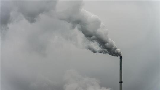 Rauch steigt aus dem Schornstein einer Fabrik. Das Wirtschaftswachstum in Deutschland wird nach Einschätzung vieler Fachleute auch in den kommenden Jahren nahezu stagnieren. (Symbolbild)