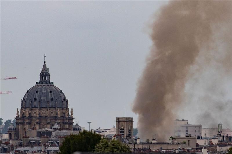 37 Verletzte bei Gebäudeexplosion im Zentrum von Paris Rauch steigt aus einem Gebäude am Place Alphonse-Laveran in der Nähe des Doms des Val de Grace (l) in Paris auf.