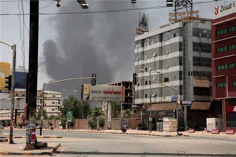 Weiter Kämpfe im Sudan - Waffenruhe vorerst gescheitert Rauch steigt aus einem Wohnviertel in Khartum auf.