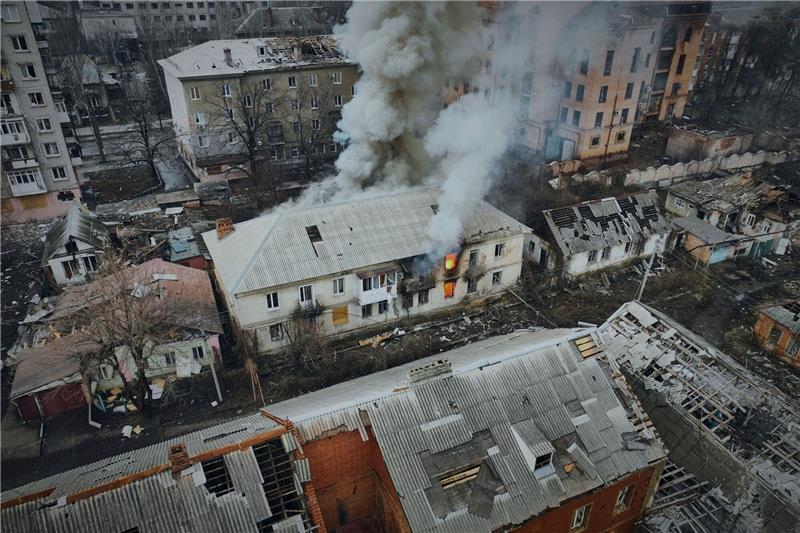 Krieg gegen die Ukraine: So ist die Lage Rauch steigt aus einem brennenden Gebäude in einer Luftaufnahme von Bachmut auf, dem Ort schwerer Kämpfe mit russischen Truppen in der Region Donezk.