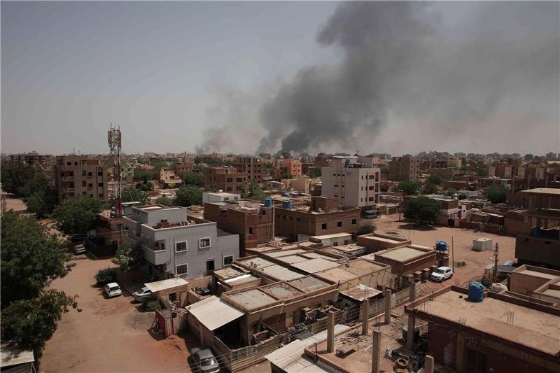 UN: 185 Tote im Sudan - EU-Botschafter angegriffen Rauch steigt aus einem zentralen Viertel von Khartum auf.