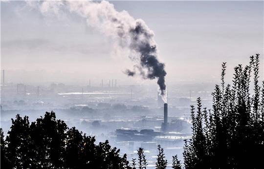 Rauch steigt aus einer Fabrik im Südosten Frankreichs.
