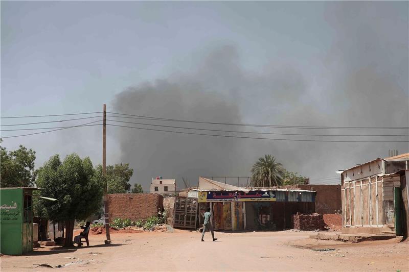 USA: Konfliktparteien im Sudan vereinbaren Waffenruhe Rauch steigt hinter Gebäuden auf. Viele Menschen sind auf der Flucht vor dem Konflikt im Sudan.