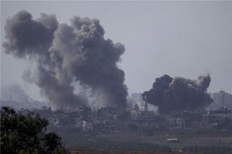 Bericht: Israel verschiebt Bodenoffensive wegen des Wetters Rauch steigt im Gazastreifen nach einem israelischen Luftangriff auf.