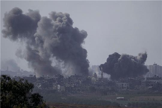 Rauch steigt im Gazastreifen nach einem israelischen Luftangriff auf.