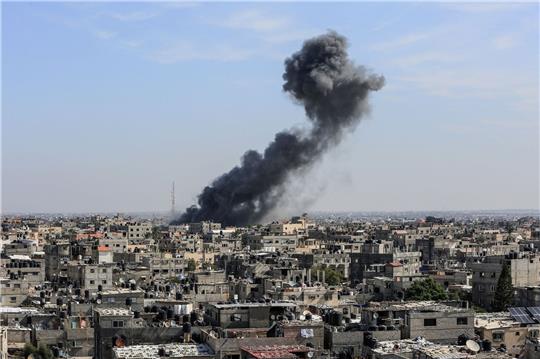 Rauch steigt in der Nähe von Rafah auf.