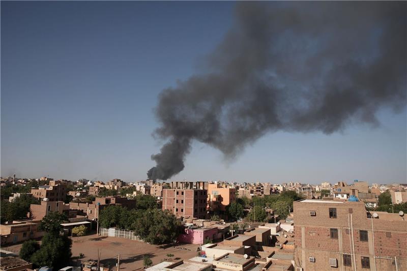 Sudan: Keine Feuerpause an muslimischem Feiertag Rauch steigt nach anhaltenden Kämpfen über den Dächern von Khartum auf.