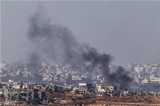 Rauch steigt nach dem Ende der Waffenruhe nach einem israelischen Luftangriff im Gazastreifen auf.