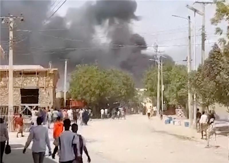 Rauch steigt nach der Explosion über Beledweyne auf (Videostandbild vom 23.09.2023).
