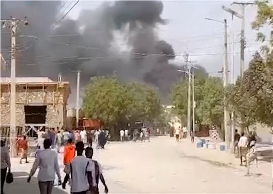 Rauch steigt nach der Explosion über Beledweyne auf (Videostandbild vom 23.09.2023).