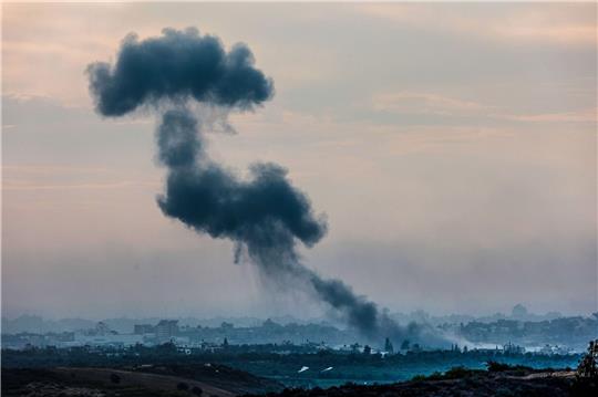 Rauch steigt nach einem israelischen Angriff aus dem Gazastreifen auf.