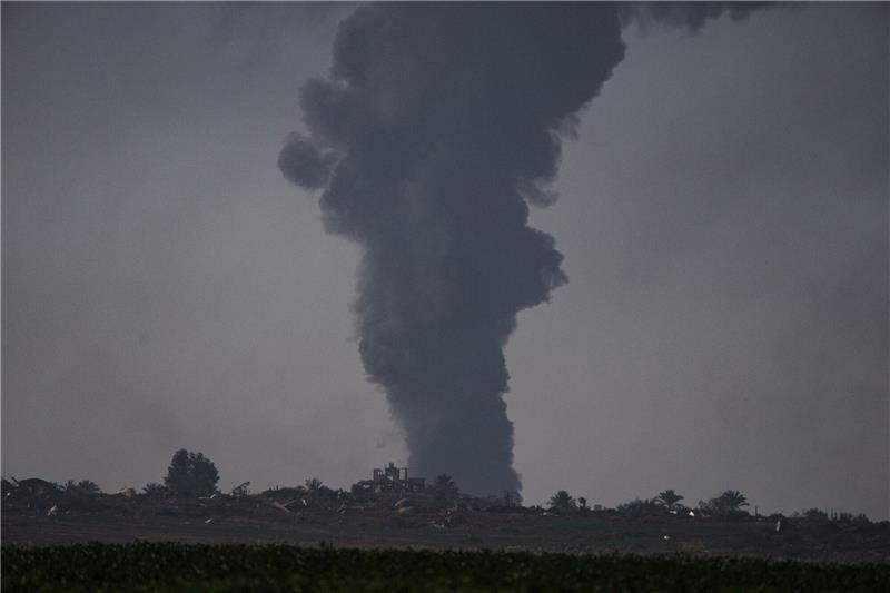 Hamas: Mehr als 25.000 Tote in Gaza - Netanjahu unter Druck Rauch steigt nach einem israelischen Angriff im Gazastreifen in den Himmel.