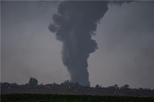 Rauch steigt nach einem israelischen Angriff im Gazastreifen in den Himmel.