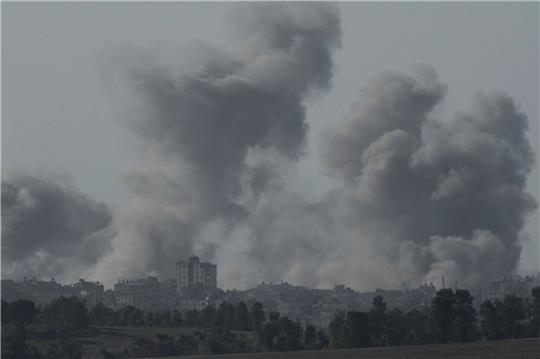 Rauch steigt nach einem israelischen Luftangriff auf den Gazastreifen auf.