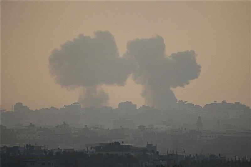 Rauch steigt nach einem israelischen Luftangriff auf den Gazastreifen auf.