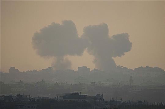 Rauch steigt nach einem israelischen Luftangriff auf den Gazastreifen auf.