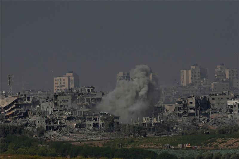 Israel rückt mit unverminderter Härte im Gazastreifen vor Rauch steigt nach einem israelischen Luftangriff im Gazastreifen auf.