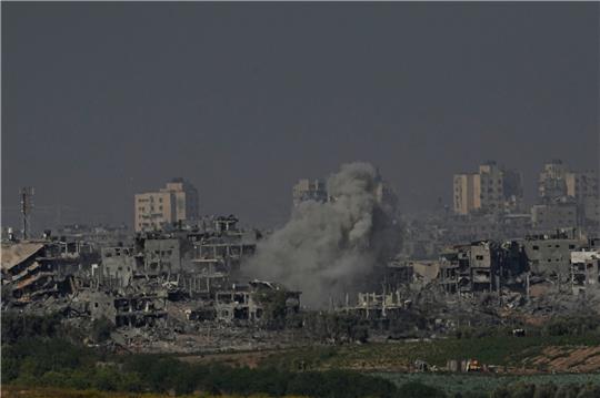 Rauch steigt nach einem israelischen Luftangriff im Gazastreifen auf.