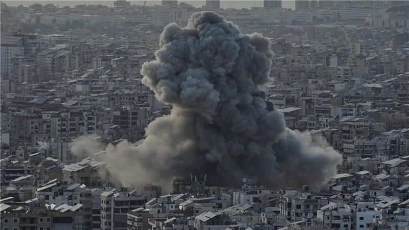 Rauch steigt nach einem israelischen Luftangriff über einem Vorort von Beirut auf.
