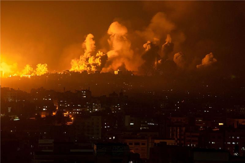 Gaza-Offensive? Israel mobilisiert 300.000 Reservisten Rauch steigt nach einem israelischen Luftangriff über Gaza-Stadt auf.