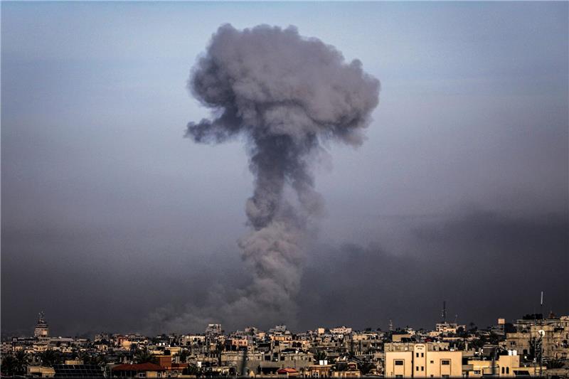 Gaza: Zivile Opfer „in noch nicht gesehenem Maßstab” Rauch steigt nach einem israelischen Luftangriff über der Stadt Chan Junis im Gazastreifen auf.