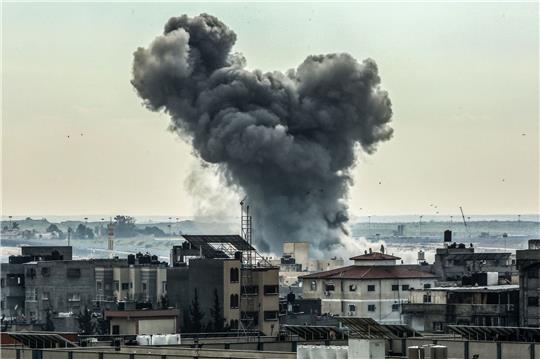 Rauch steigt nach einem israelischen Luftangriff über der Stadt Rafah auf. Kann Israel die Hamas eliminieren?