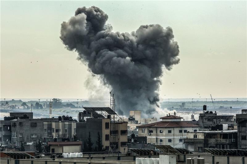 USA setzen auf Palästinenserbehörde für Zeit nach Gaza-Krieg Rauch steigt nach einem israelischen Luftangriff über der Stadt Rafah auf.