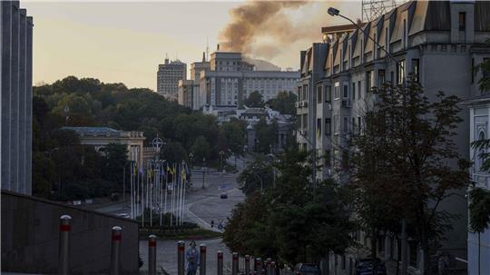 Rauch steigt nach einem russischen Angriff aus dem Gebäude des Ministerkabinetts auf.