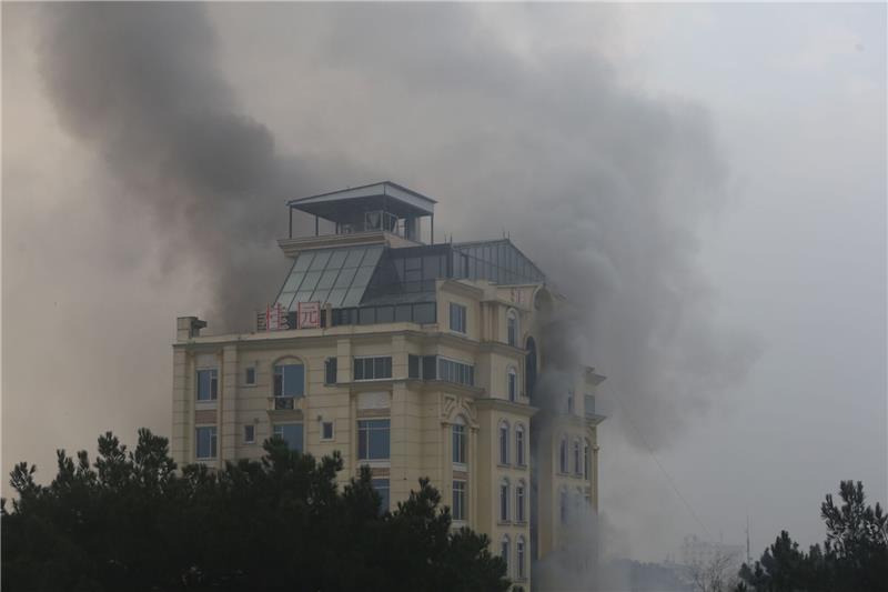 IS bekennt sich zu Anschlag auf Hotel in Kabul Rauch steigt nach einer Explosion dem Hotelgebäude in Kabul.