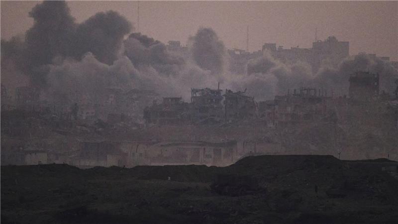 Rauch steigt nach einer Explosion während israelischer Luft- und Bodenoperationen im Gazastreifen auf.