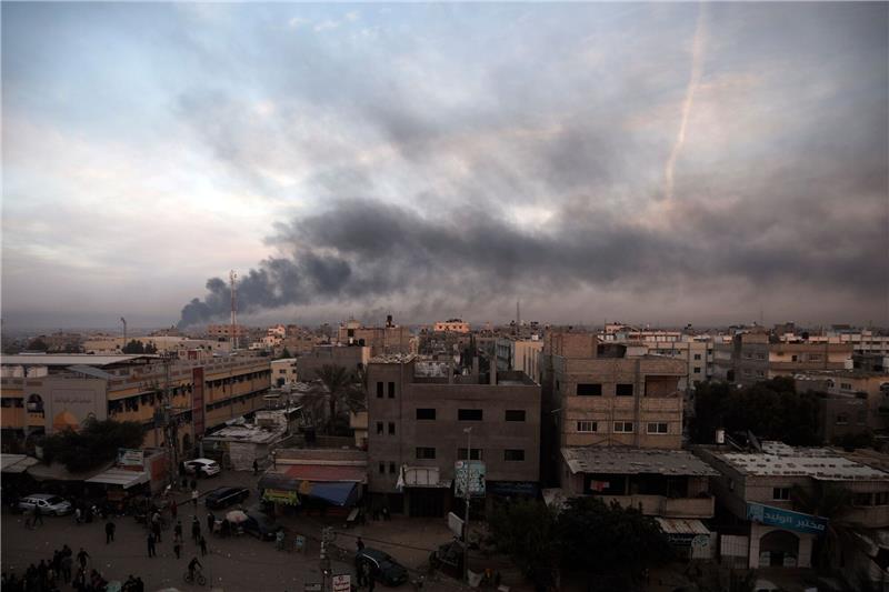 Rauch steigt nach israelischen Angriffen über Chan Junis im Gazastreifen auf.