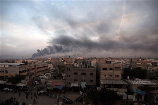 Rauch steigt nach israelischen Angriffen über Chan Junis im Gazastreifen auf.