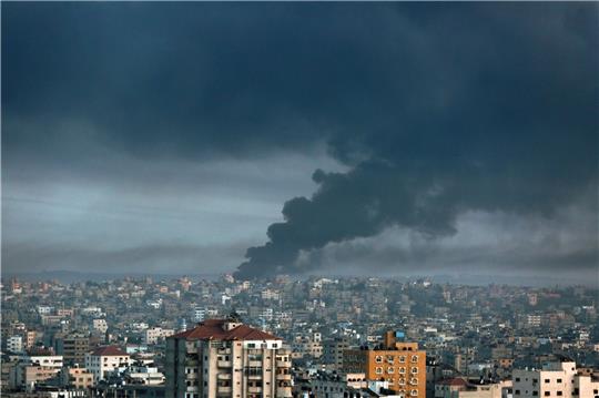 Rauch steigt nach israelischen Luftangriffen im Gazastreifen auf. Der Konflikt geht Jahre zurück.