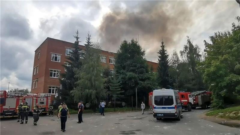 Explosion nahe Moskau: Behörden rufen Katastrophenfall aus Rauch steigt über dem Fabrikgelände in Sergijew Possad auf.
