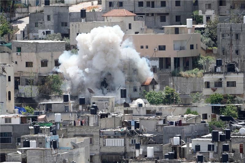 Zahlreiche Tote bei Gefechten im Westjordanland Rauch steigt über dem Flüchtlingscamp Nur Schams im Westjordanland nach der Explosion infolge eines israelischen Angriffs auf.